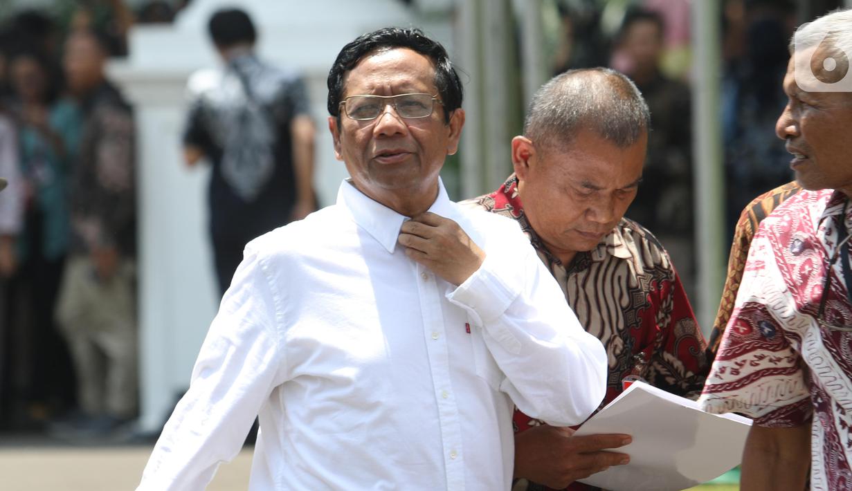 Mantan Ketua Mahkamah Konstitusi Mahfud MD tiba di kompleks Istana, Jakarta, Senin (21/10/2109). Kedatangan Mahfud MD berlangsung jelang pengumuman menteri Kabinet Kerja Jilid II oleh Presiden Joko Widodo atau Jokowi. (Liputan6.com/Angga Yuniar)
