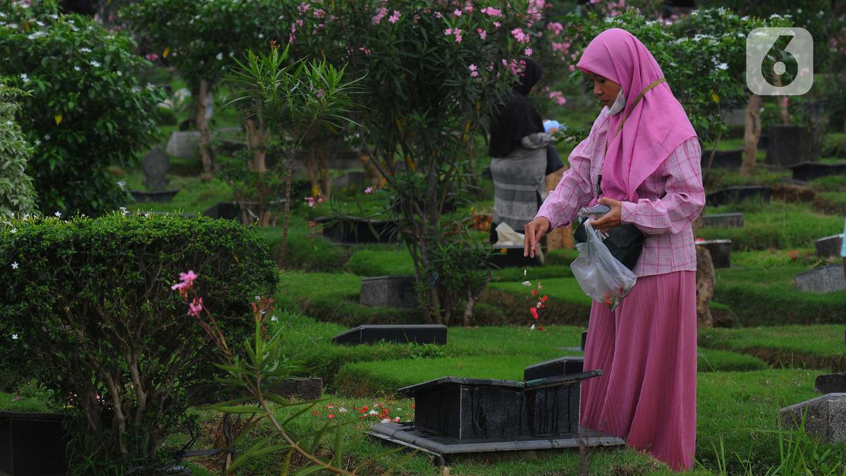 Tata Cara Ziarah Kubur ke Makam Orang Tua, Lengkap Adab dan Etika