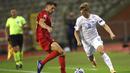 Pemain Belgia, Thomas Meunier, berebut bola dengan pemain Islandia, Albert Gudmundsson, pada laga UEFA Nations League di Stadion King Baudouin, Rabu (9/9/2020). Belgia menang telak dengan skor 5-1. (AP/Francisco Seco)