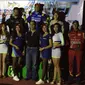 Demas Agil (tengah atas) saat memperlihatkan trofi juara di Kejurnas Drifting Yogyakarta (istimewa)