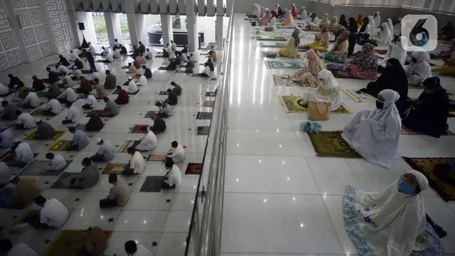 FOTO: Penerapan Physical Distancing Salat Id di Tangerang Selatan