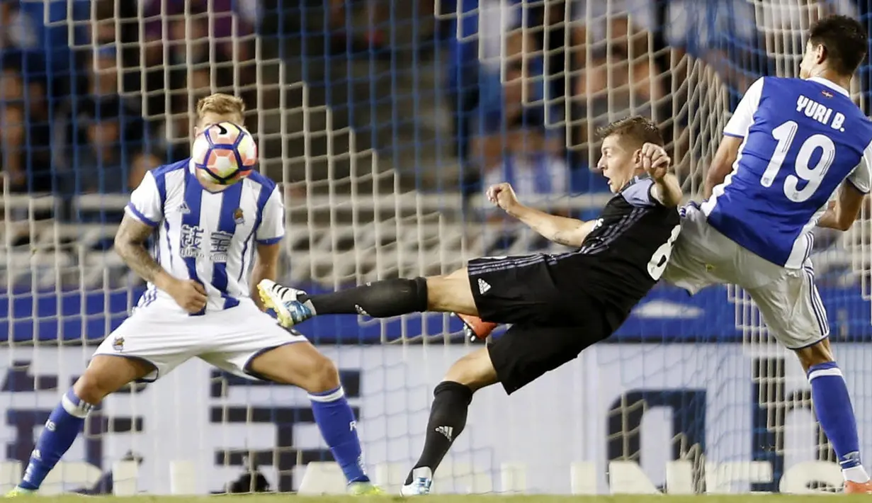 Gelandang Real Madrid, Toni Kroos, melakukan tembakan ke arah gawang Real Sociedad. Madrid melakukan lima kali tendangan ke arah gawang sementara Sociedad hanya dua kali melakukan tembakan ke arah gawang. (EPA/Juan Herrero)