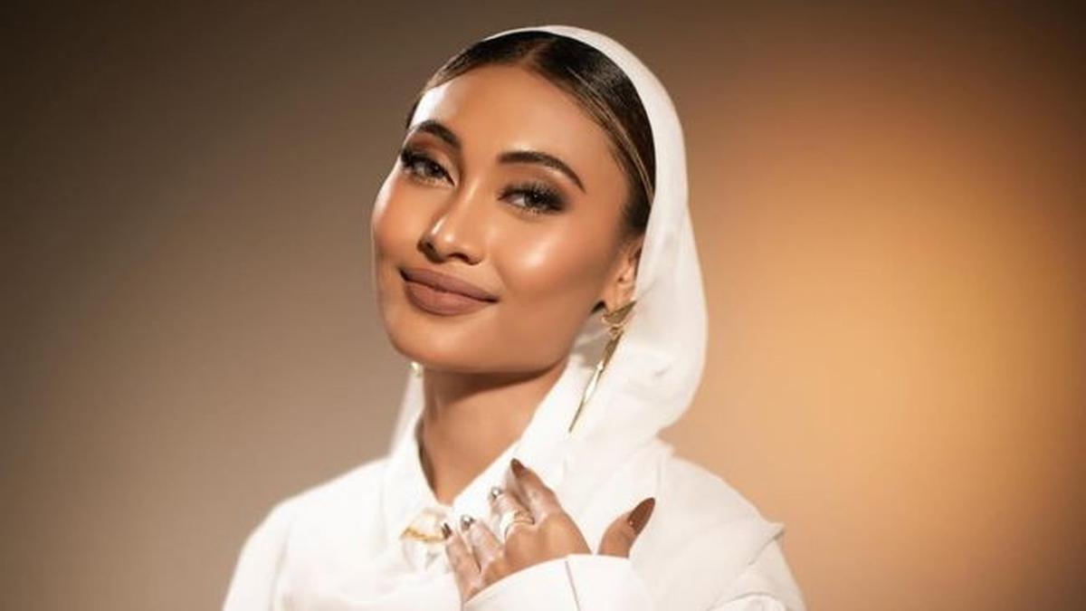 Berbusana Serba Putih, 5 Potret Anggun Novia Bachmid di Lagu Religi 'KepadaNya' Tuai Pujian