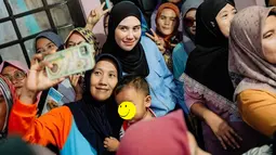 Kehadiran Syahnaz di berbagai acara kampanye membuatnya terlihat sebagai sosok istri yang setia dan penuh semangat. Dalam berbagai potret, ia tampak mendampingi Jeje dengan senyuman, apalagi saat terjun langsung ke masyarakat. Ia dengan senang hati menerima permintaan warga untuk foto bareng. (Liputan6.com/IG/@syahnazs)