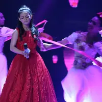 Malam grand final Dangdut Academy 4 yang digelar tadi malam, Jumat (19/5/2017) di Studio 5 Indosiar, Jakarta Barat, tentu menjadi malam bersejarah bagi Putri. Namun cukup menyedihkan ketika ia jatuh pingsan. (Deki Prayoga/Bintang.com)