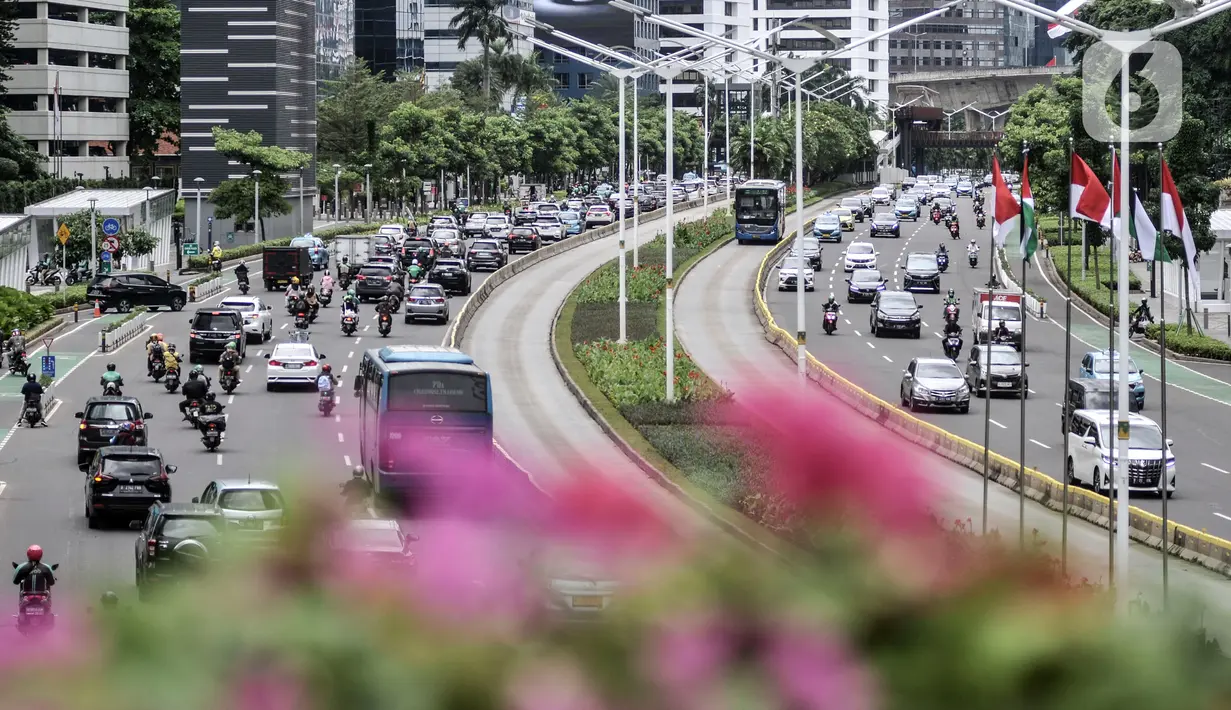 Kondisi lalu lintas di Jalan Jenderal Sudirman, Jakarta Pusat, Rabu (26/10/2022). Polda Metro Jaya resmi menghentikan pelaksanaan tilang manual terhadap para pelanggar lalu lintas sehingga seluruh pengendara yang melanggar bakal ditindak secara elektronik. (merdeka.com/Iqbal S. Nugroho)