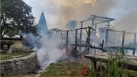 Rumah warga di kabupaten Sumba Barat, NTT yang Hangus terbakar tersambar petir (Liputan6.com/Ola Keda)