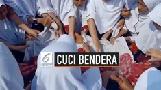 Jelang HUT Ke-74 RI, puluhan siswa SD di Serang, Banten melakukan tradisi mencuci bendera.