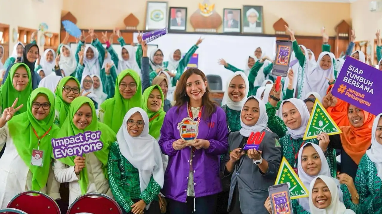 Simbolisasi Penyerahan Plakat, Co-Founder Woobiz, Putri Noor Shaqina Bersama Nurul Hidayatul Ummah, Ketua Umum PP IPPNU