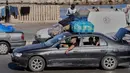 Sebuah keluarga pengungsi dengan barang-barangnya untuk kembali ke desa mereka setelah pengumuman perjanjian gencatan senjata awal antara Amerika Serikat dan Iran, di kota pelabuhan selatan Sidon, Lebanon, Senin 15 Juni 2026. (AP Photo/Mohammed Zaatari)