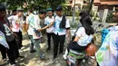 Siswa Sekolah Menengah Kejuruan (SMK) mencoret seragam rekannya usai mengikuti Ujian Nasional (UN) di Jakarta, Kamis (16/4/2015). Aksi tersebut merupakan tradisi para pelajar sebagai bentuk kegembiraan usai mengikuti UN. (Liputan6.com/Faizal Fanani)
