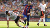 Gelandang Barcelona, Andres Iniesta, melewati hadangan gelandang Valencia, Enzo Perez, pada laga La Liga di Stadion Mestalla, Valencia, Sabtu (22/10/2016). Barcelona menang 3-2 atas Valencia. (Reuters/Heino Kalis)