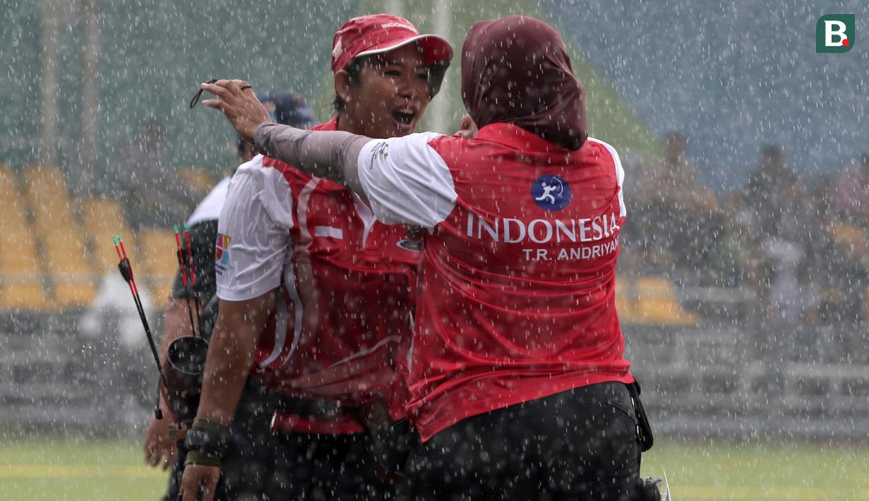 Tim Putri Indonesia, Rona Sari (kiri) dan Triya Adriyani pasikan raih emas usai menang atas China Taipei pada Test Event Asian Games 2018 di Lapangan Panahan, Jakarta (15/2/2018). Indonesia menang 220-211. (Bola.com/Nick Hanoatubun)