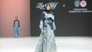 Model memperagakan busana berbahan Batik Tulis Jombang dalam koleksi AKASA DHARANI karya Lia Afif pada Indonesia Fashion Week (IFW) 2026 di Jakarta, Jumat, 31 Juli 2026. (KLY/Budy Santoso)