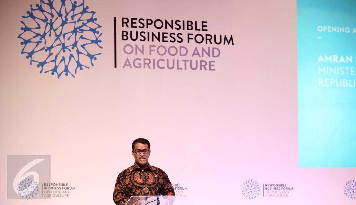 Menteri Pertanian, Amran Sulaiman memberikan paparan pada seminar Responsible Business Forum on Food And Agriculutre di Jakarta, Senin (25/4). Forum ini memfokuskan upaya meningkatkan produktivitas bidang pertanian (Liputan6.com/Faizal Fanani)