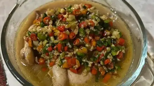 Resep ayam kukus siram kuah cabai. (dok. Cookpad @DesiAriani01_)