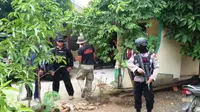 Polisi menggeledah tempat tinggal penyerang polisi di Pospol Cikokol, Tangerang. (Liputan6.com/Pramita Tristiawati)
