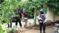 Petugas Geledah Rumah SA Si Penyerang Polisi di Sepatan