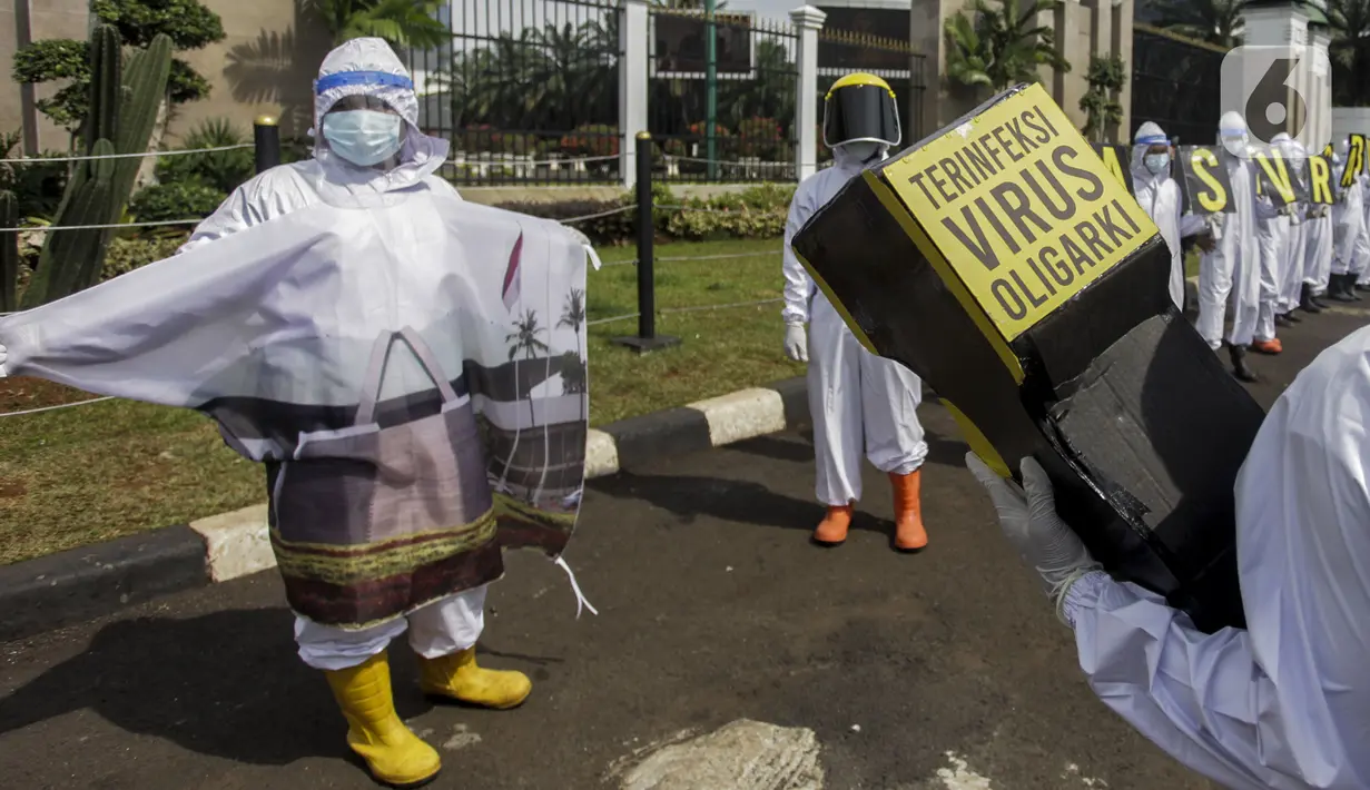 Aktivis Walhi saat menggelar aksi damai di depan Gedung MPR/DPR/DPD, Jakarta, Kamis (9/7/2020). Dalam aksinya mereka menyerukan untuk menolak dan menghapus RUU Omnibus Law Cipta Lapangan Kerja. (Liputan6.com/Johan Tallo)