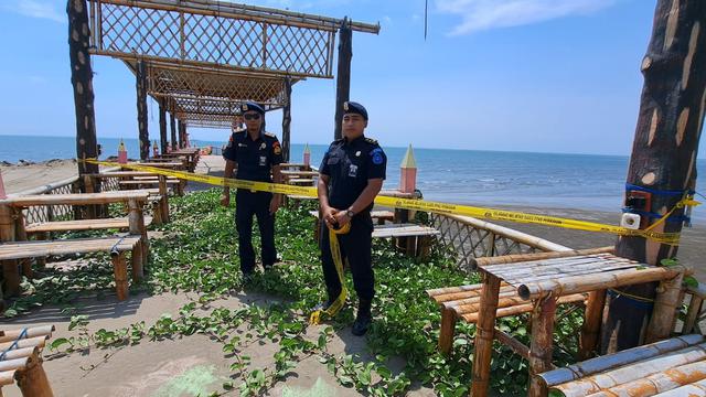 KKP melakukan penyegelan terhadap pembangunan tanggul abrasi pantai di Kabupaten Takalar, Sulawesi Selatan. Tanggul ini  dibangun dengan mereklamasi pantai kemudian memanfaatkannya untuk aktivitas wisata. (Dok KKP)