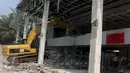 Suku Dinas Penataan Kota Jakarta Selatan membongkar sebuah bangunan showroom mobil setengah jadi di Jalan Ampera Raya Nomor 59, Pasar Minggu, Jakarta, Rabu (24/6/2015). Bangunan tersebut dibongkar karena menyalahi perizinan.(Liputan6.com/JohanTallo)