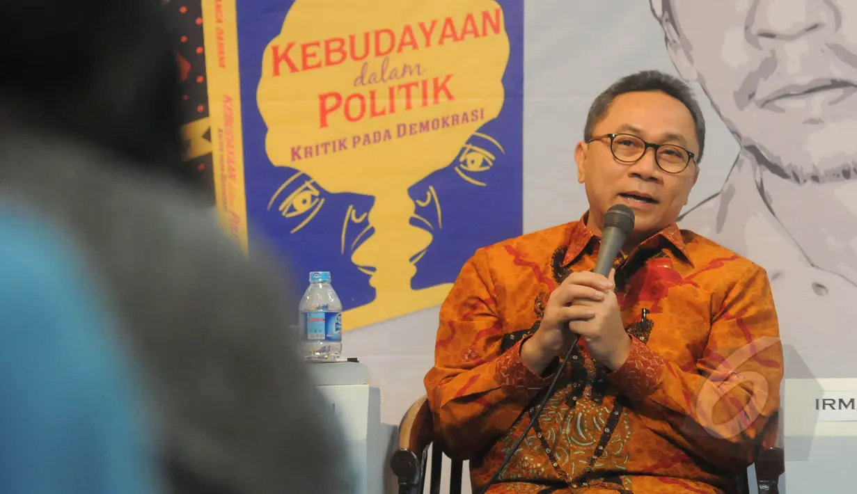 Ketua MPR RI Zulkifli Hasan menyampaikan pandangannya saat menjadi pembicara dalam bedah buku "Kebudayaan dalam Politik" di Taman Ismail Marzuki, Jakarta, Rabu (11/3/2015). (Liputan6.com/Herman Zakharia)