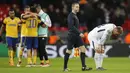 Bek Tottenham Hotspur, Ben Davies, tampak kecewa usai dikalahkan Juventus pada laga Liga Champions di Stadion Wembley, London, Rabu (7/3/2018). Tottenham Hotspur takluk 1-2 dari Juventus. (AP/Frank Augstein)