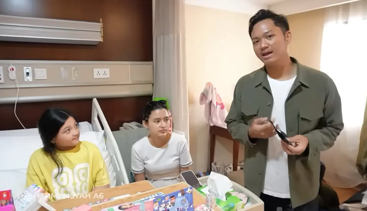 Arsy pun disarankan untuk tidak banyak bergerak dulu. Arsy juga mengaku sudah enak, dan hanya saja kadang masih ada rasa nyeri. [Youtube/The Hermansyah A6]