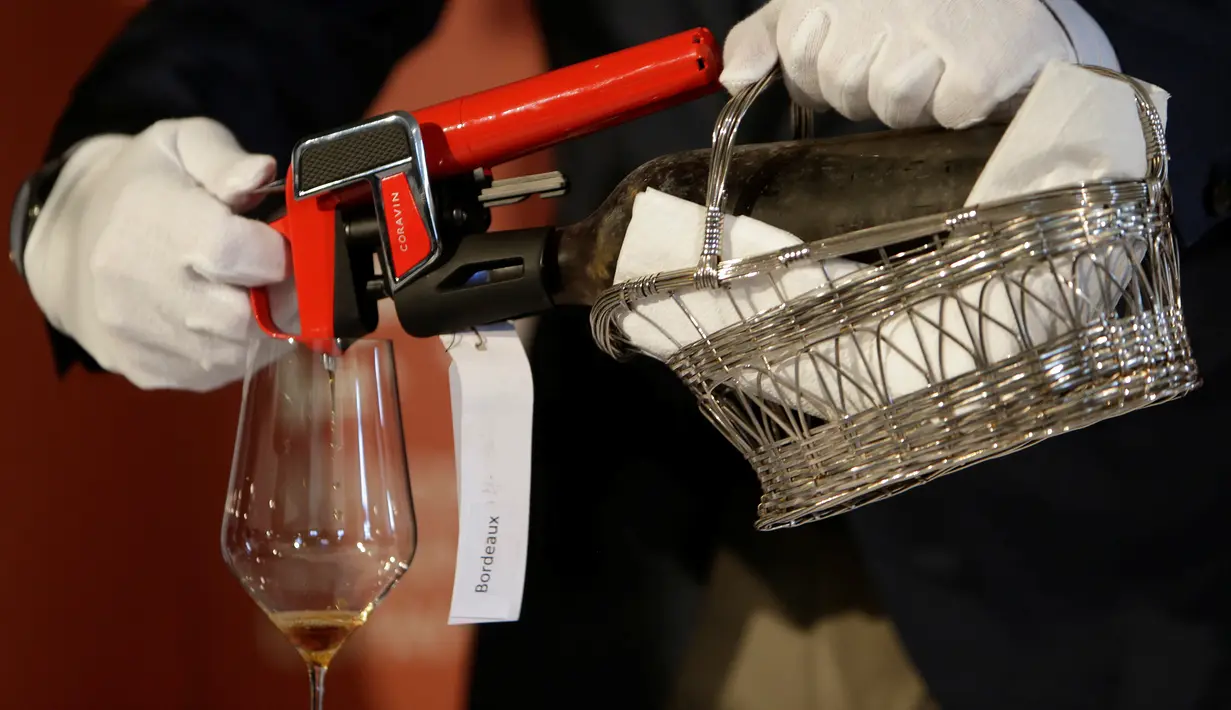 Seorang sommelier menggunakan Coravin mengambil sempel bir anggur dari abad ke-19 yang disimpan dalam ruang bawah tanah di Kastil Becov di Becov nad Teplou, Republik Ceko, (22/5/2016).  (REUTERS/David W Cerny)