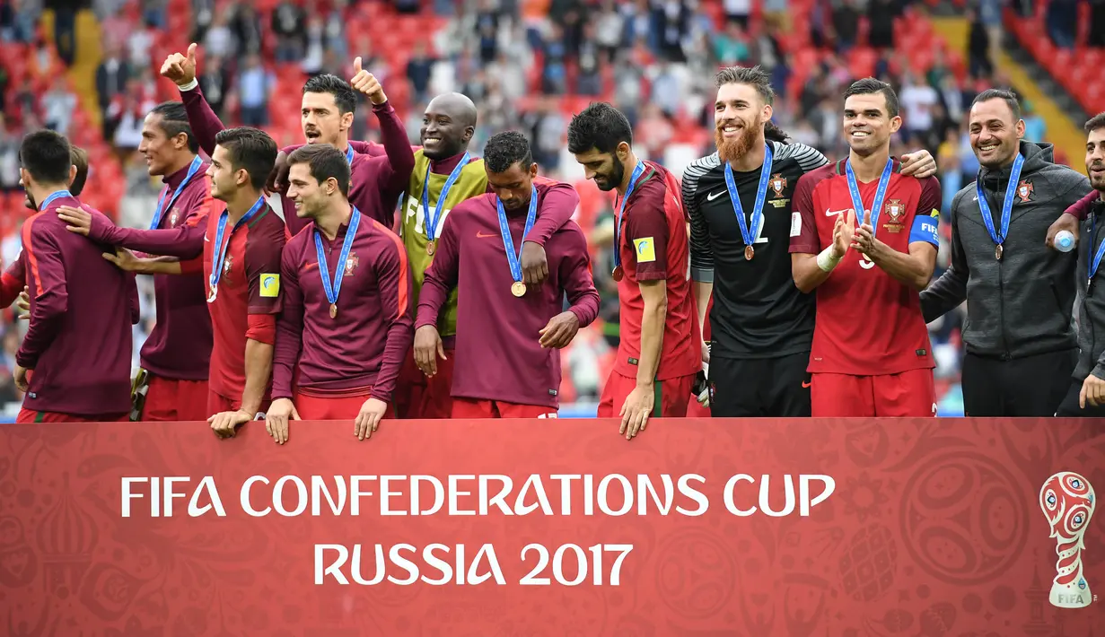 Para pemain Portugal mendapat medali peringkat ketiga usai mengalahkan Meksiko pada laga perebutan tempat ketiga Piala Konfederasi di Stadion Spartak, Moskow, Minggu (2/7/2017). Portugal menang 2-1 atas Meksiko. (AFP/Yuri Kadobnov)
