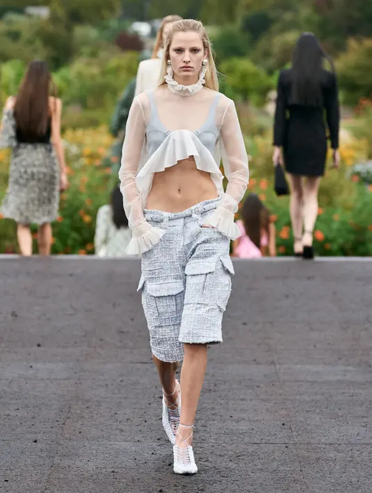 Williams ingin mewujudkan siluet baru, mengakhiri segala yang rumit. Williams mengadopsi arsip atau cara pandang Hubert de Givenchy sebagai orang Paris dan menggabungkannya dengan mata Amerikanya sendiri yang naluriah. Foto: Document/Givenchy.