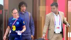 Bek Inggris, Trent Alexander-Arnold (tengah) meninggalkan hotel tim di Doha (11/12/2022). Timnas Inggris langsung meninggalkan Qatar usai tersingkir di gelaran Piala Dunia 2022, Minggu (11/12/2022). Kekalahan 1-2 atas Prancis di babak perempat final menghentikan langkah Inggris  di Piala Dunia 2022.  (AFP/Paul Ellis)