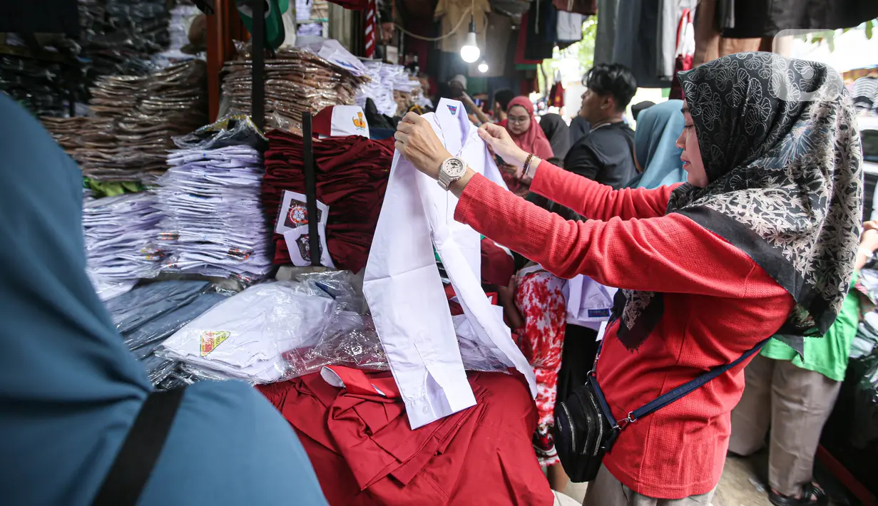 Seragam sekolah di kawasan itu dijual dengan harga Rp 120 ribu hingga Rp 135 ribu. Harga pun tergantung ukuran dan bahan dari seragam itu sendiri. (Liputan6.com/Faizal Fanani)