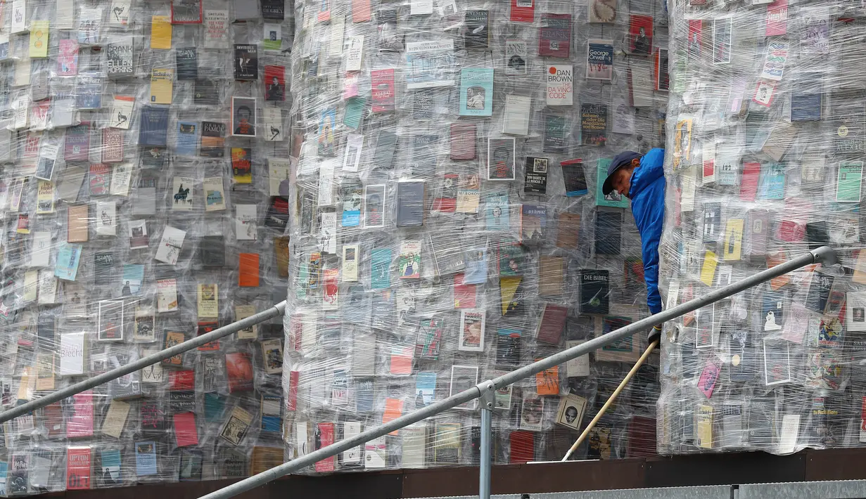 Pekerja membersihkan bagian dari proyek seni"Temple of books" atau Kuil Buku jelang pembukaan pameran seni terbesar Jerman "Documenta 14" di Kassel, Jerman (7/6). (Reuters/Kai Pfaffenbach)