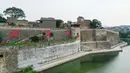 Foto udara menunjukkan tembok pelindung di situs bersejarah Dijicheng, Yangcheng, Shanxi, China, Selasa (7/7/2020). Dibangun dan dikembangkan pada era Dinasti Ming dan Qing, kota kuno Guoyu dan situs bersejarah Dijicheng adalah kompleks benteng kuno yang khas di China utara. (Xinhua/Chai Ting)