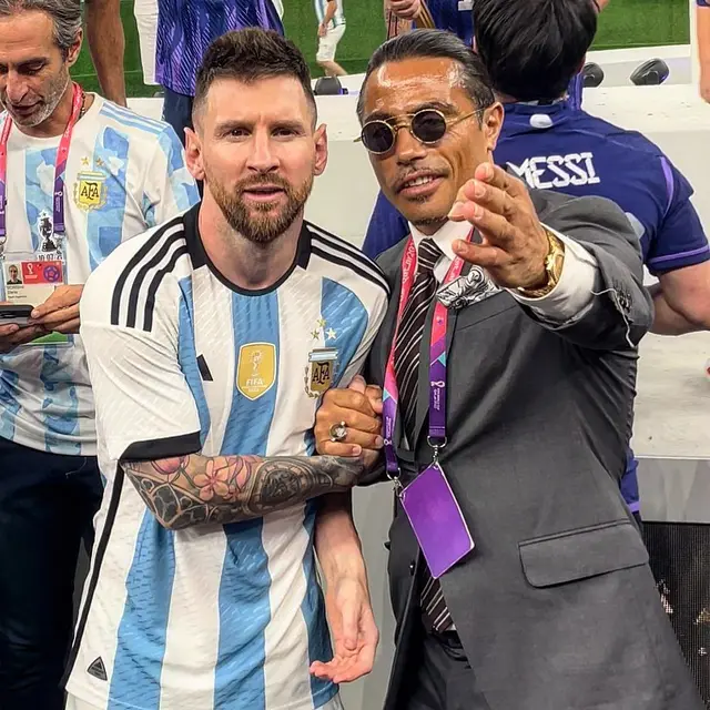 Sederet Tingkah Salt Bae di Piala Dunia 2022 Bikin Geram Warganet, Salah Satunya Tarik Lengan Lionel Messi