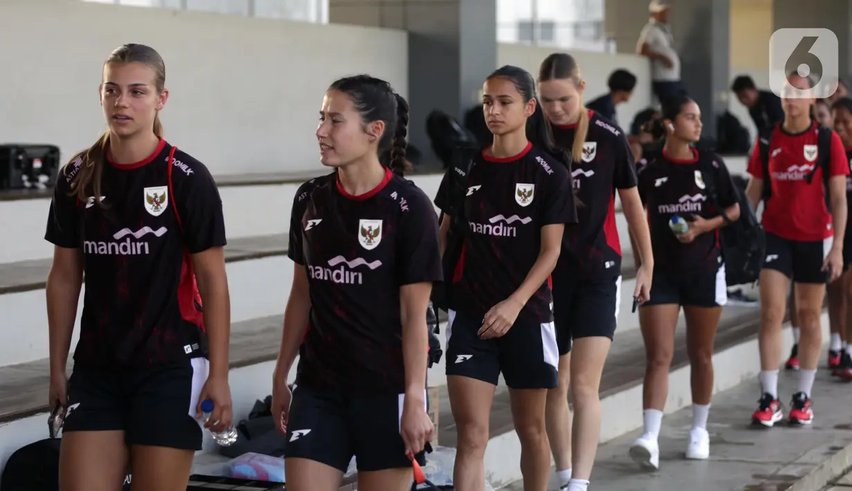 Timnas Putri Indonesia mengikuti sesi latihan perdana jelang Kualifikasi Piala Asia 2026. (Liputan6.com/Helmi Fithriansyah)