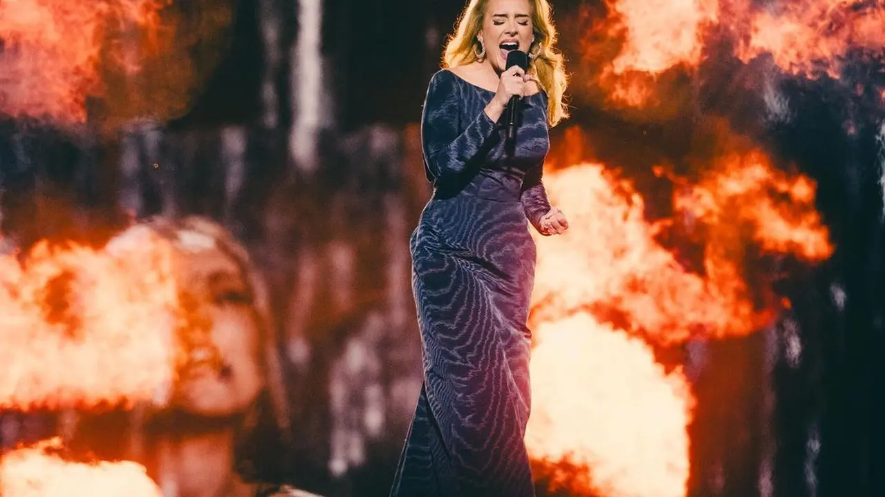 Gaya Memukau Adele Bergaun Biru Dongker dengan Ekor Panjang di Malam Pembukaan Konser Residensi Munich