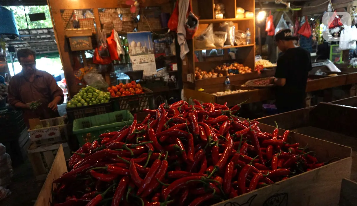 Aktivitas perdagangan di Pasar Senin, Jakarta, Rabu (22/6/2022). Konflik Rusia dan Ukraina menambah melambungkan harga pangan dunia, namun inflasi Indonesia paling rendah. (Liputan6.com/Angga Yuniar)