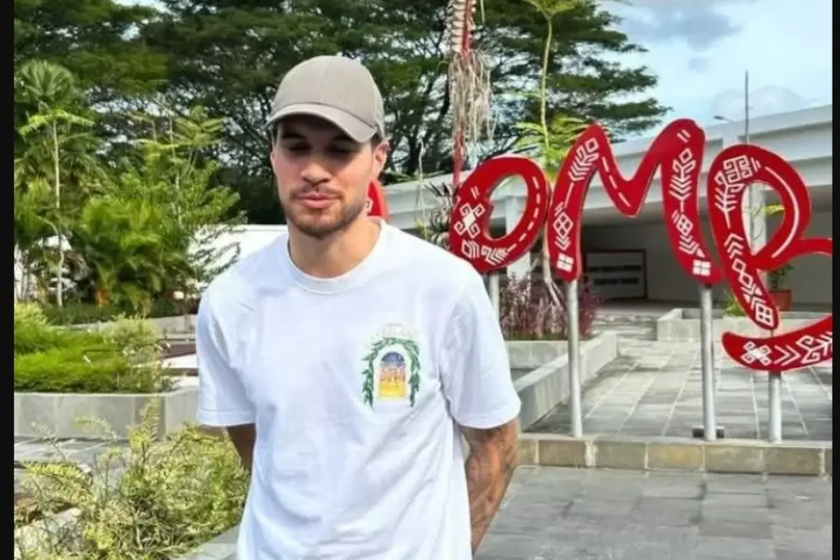Pemain Timnas Indonesia Kevin Diks Liburan ke Lombok, Motoran dan Beli Bensin Eceran. foto: Insta Story Instagram @kevindiks2