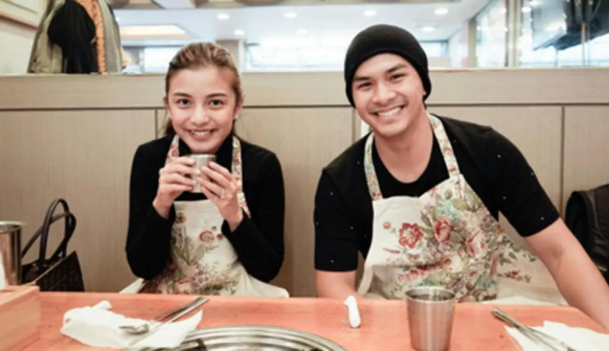 Chelsea Olivia dan Glenn Alinskie tampak berada di sebuah restoran, makan memang menjadi salah satu solusi untuk menghangatkan tubuh. Keceriaan pun tak lepas dari wajah pasangan suami istri yang belum lama menikah ini. (via instagram/@chelseaoliviaa)