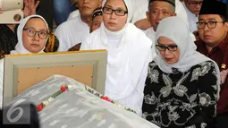 Istri Wakil Presiden RI, Mufidah Jusuf Kalla berdoa di sisi jenasah mantan Menteri Pemberdayaan Perempuan Tuty Alawiyah di Jatiwaringin, Bekasi, Rabu (4/5/2016). Tuty Alawiyah wafat di usia 74tahun. (Liputan6.com/Helmi Fithriansyah)