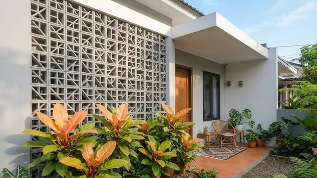 Ide Halaman Rumah dengan Roster Beton dan Philodendron
