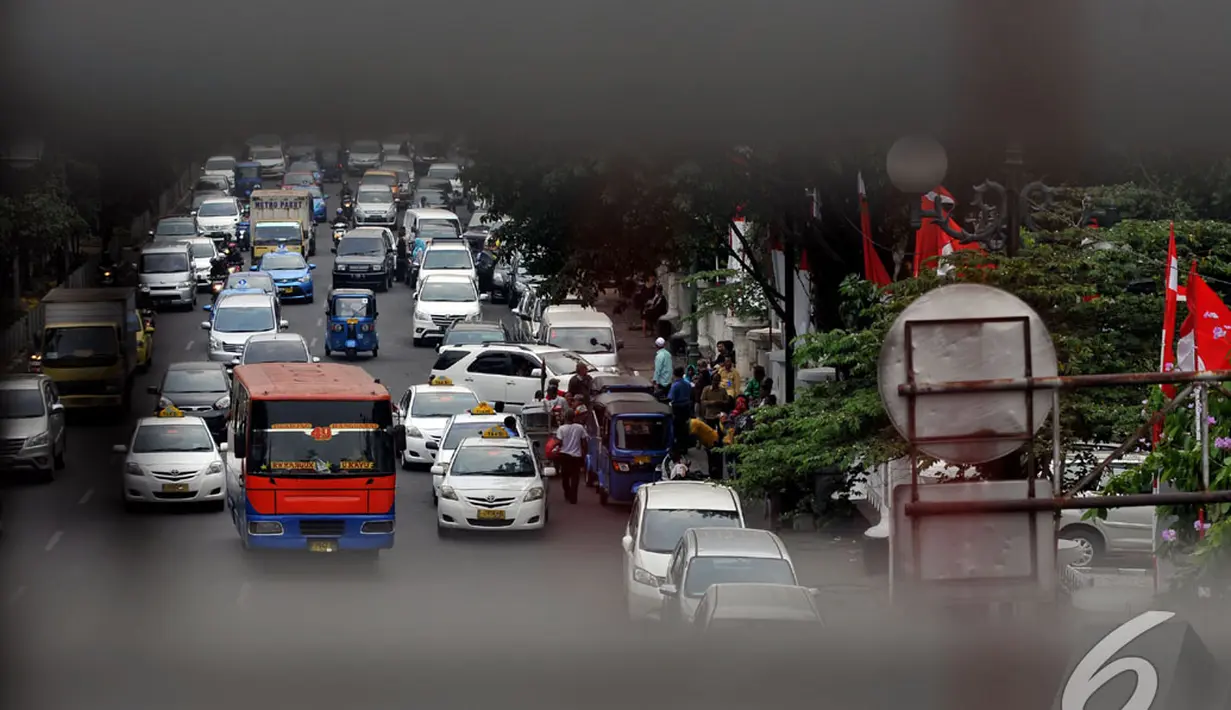 Beberapa kendaraan roda empat terlihat parkir sembarangan di depan RSCM, Jakarta, Senin (8/9/2014) (Liputan6.com/Johan Tallo)