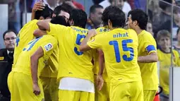 Vllarreal's players celebrate a goal scored in the last minute against Barcelona during their Spanish League football match on May 10, 2009 at Camp Nou stadium in Barcelona. The match ended with a 3-3 draw. AFP PHOTO/ LLUIS GENE 