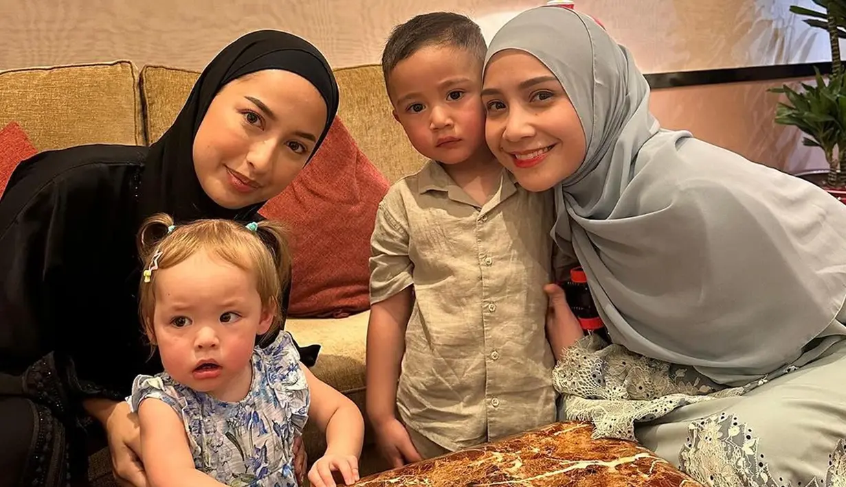 Nagita Slavina dan keluarga serta para karyawannya tengah berada di Tanah Suci untuk melaksanakan ibadah umrah. Sama-sama berada di Madinah, Nagita pun mengajak Rayyanza bertemu dengan Kamari yang sudah lebih dulu berada di sana. (Liputan6.com/IG/@raffinagita1717)