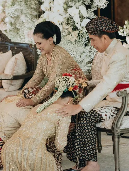 Momen Erina Gudono dan Kaesang Pangarep sungkem ke Jokowi dan Iriana berhasil bikin haru. Iriana terlihat begitu menghayati proses sungkem ini sebagai pertanda meminta restu hubungan ke orang tua Kaesang. Tak heran foto ini banjir like dan komentar dari netizen. (Liputan6.com/IG/erinagudono)