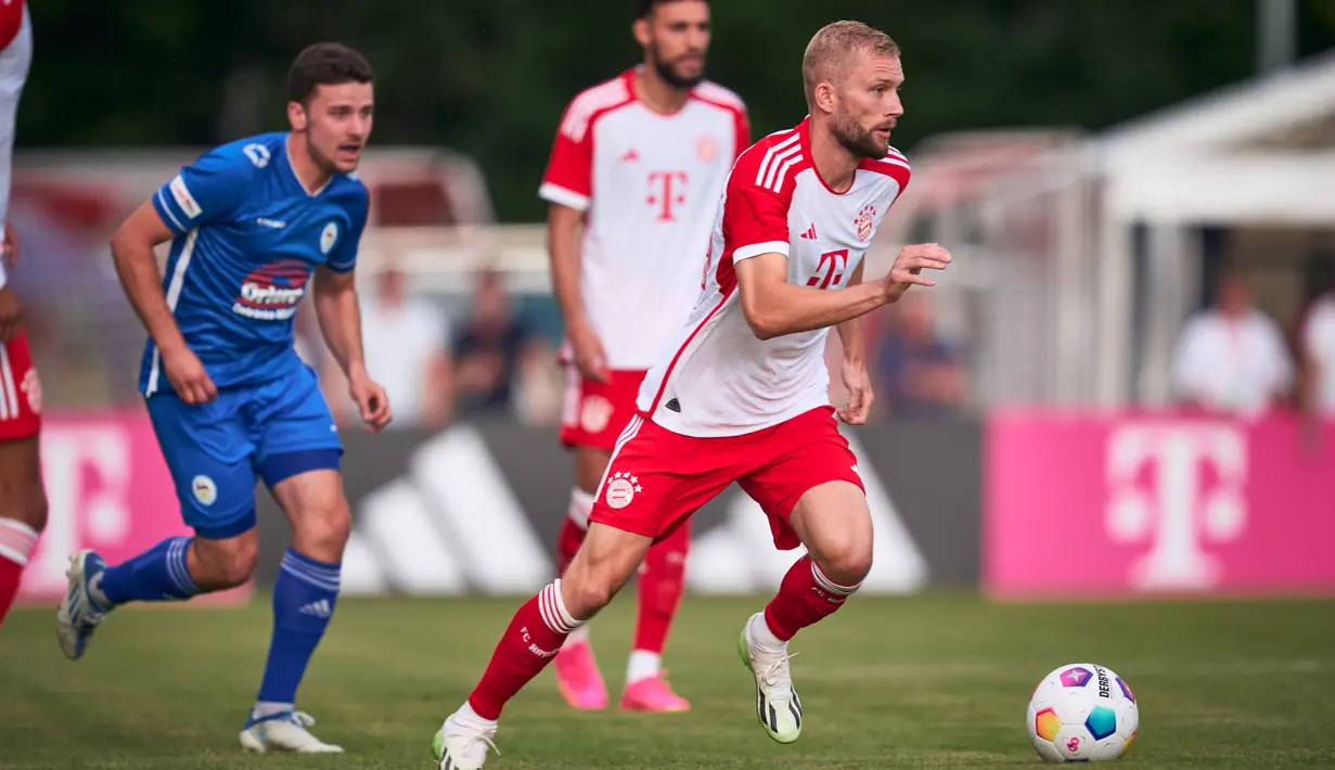 Pemain Bayern Munchen, Konrad Laimer (kanan), mengontrol bola dalam pertandingan pramusim melawan FC Rottach-Egern, Rabu (19/7/2023). Laimer mencetak satu gol dalam laga perdananya bersama Die Roten. (Dok. Bayern Munchen)