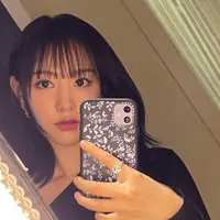 Rambut Kim Ji Won dipotong layer tipis dengan poni sehingga bikin wajahnya lebih berdimensi.[@geewonii]