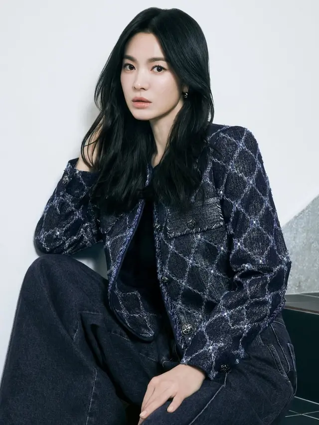 Gaya Anggun Song Hye Kyo Mengenakan Busana Semi Formal, Tampil Stylish dan Memikat (credit: Instagram/kyo1122)